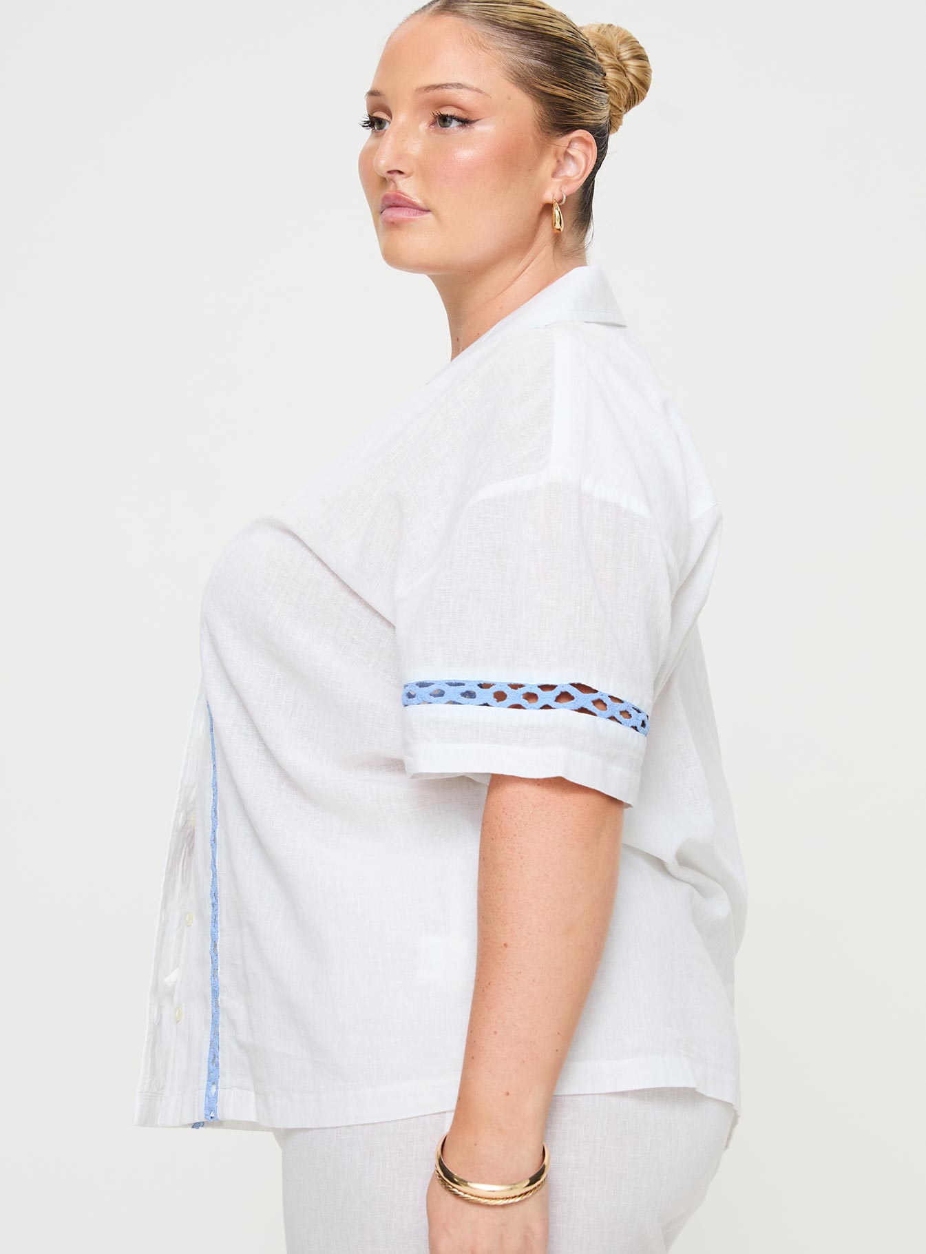 White and blue Short sleeve shirt Classic collar, button fastening at front, crochet detail
