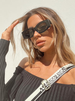 Black sunglasses Tinted lenses Moulded nose bridge