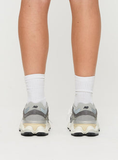 sneakers Chunky design, lace-up fastening, treaded sole, padded footbed