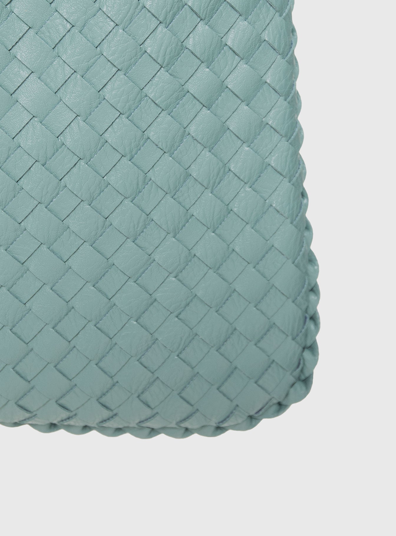 Shoulder bag Faux leather material, fixed handle, weave design, three internal pocket design, zip fastening Fully lined