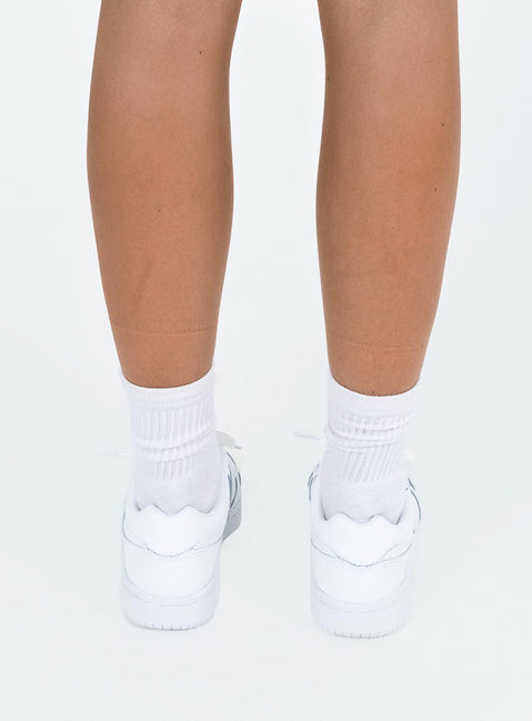 Sneakers Faux leather material Lace up fastening Padded footbed Rounded toe Treaded sole