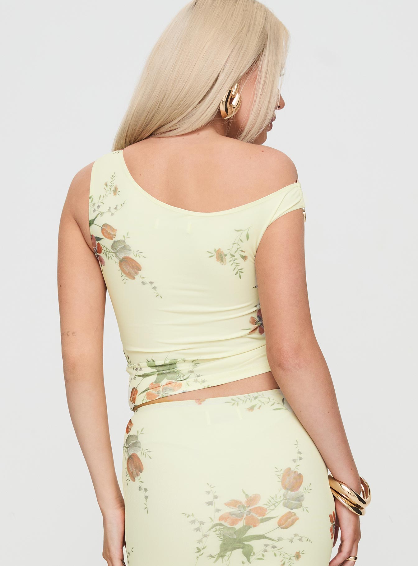 back view of model wearing Princess Polly Rios One Shoulder Top Yellow Floral Sleeveless Asymmetric Neckline 