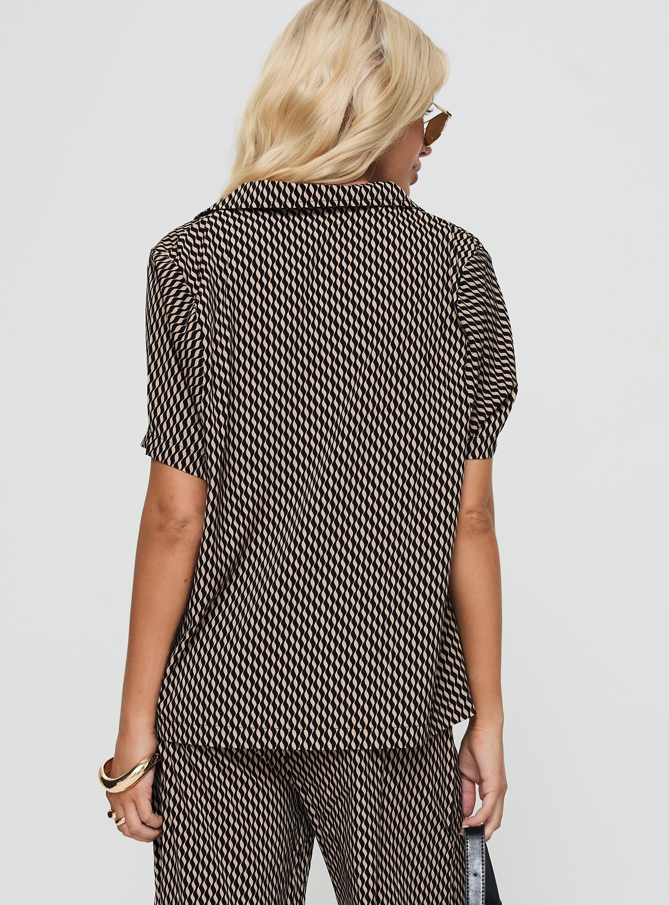 Geo print shirt Relaxed fit, classic shirt collar, button fastening, split hem at sides Non-stretch material, unlined 
