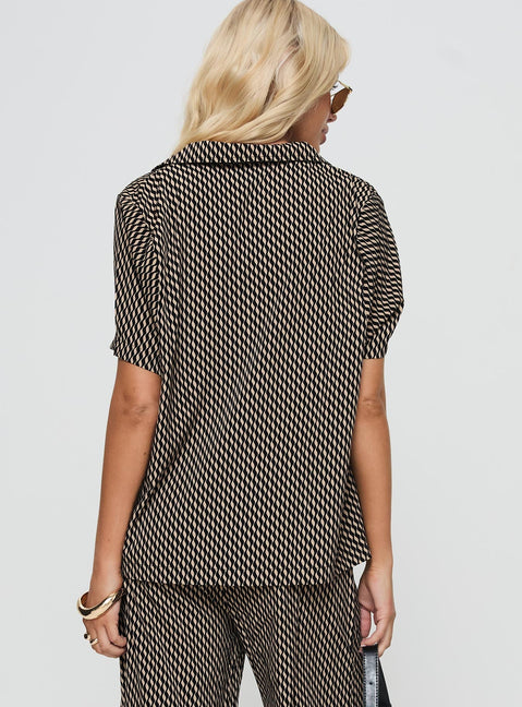 Geo print shirt Relaxed fit, classic shirt collar, button fastening, split hem at sides Non-stretch material, unlined 