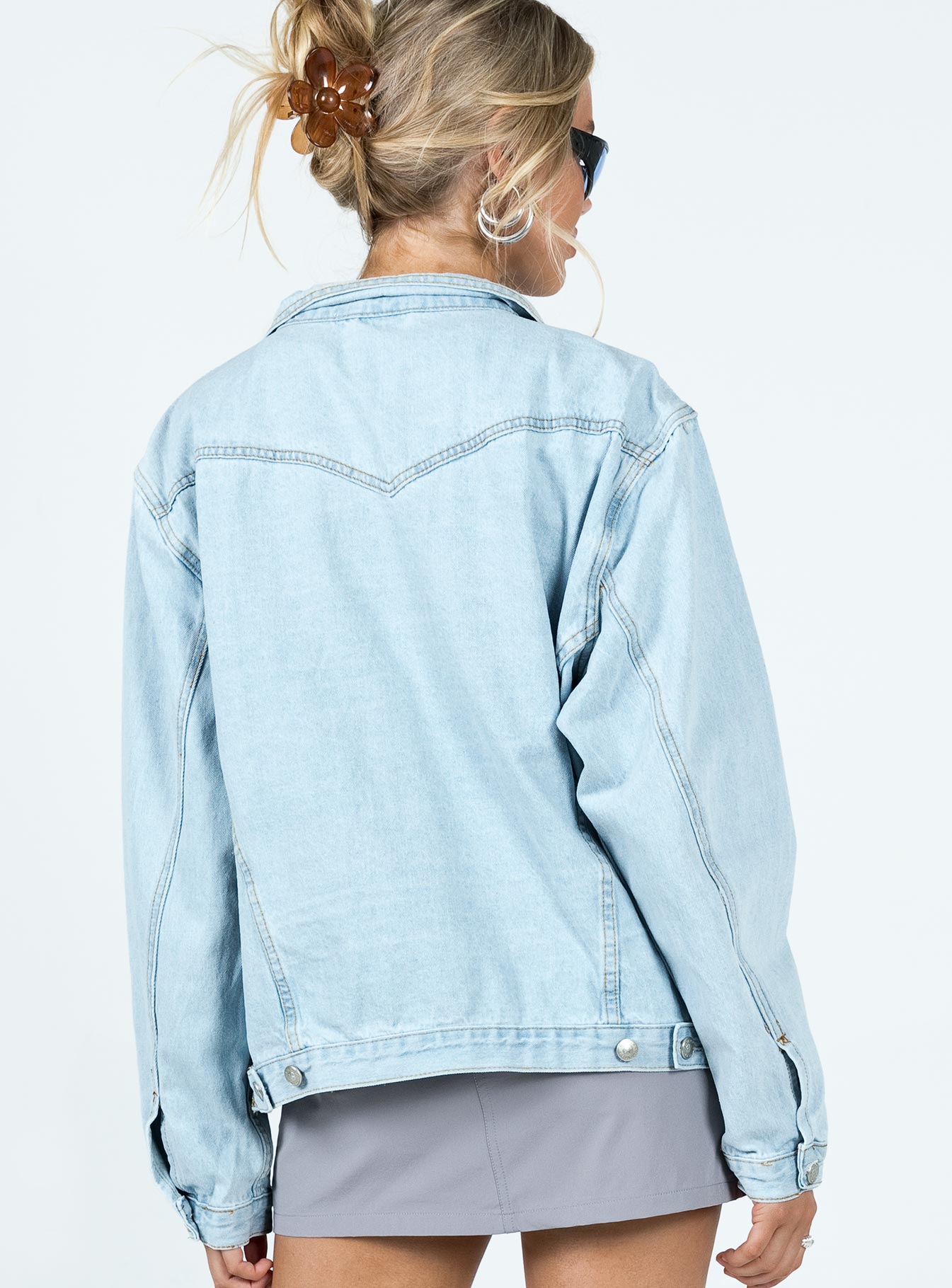 Oversized denim jacket Light wash denim Classic collar Four-pocket design Buttons fastening at front Silver-toned hardware