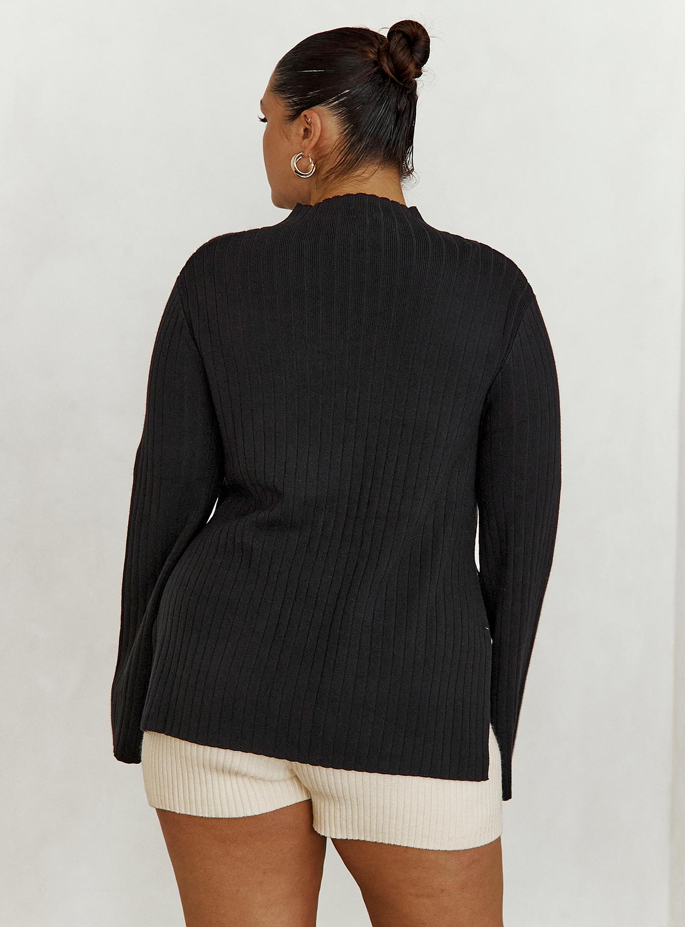 Sweater Relaxed fit, ribbed material, mock neckline, splits at side hem, flared cuff Good stretch, Unlined