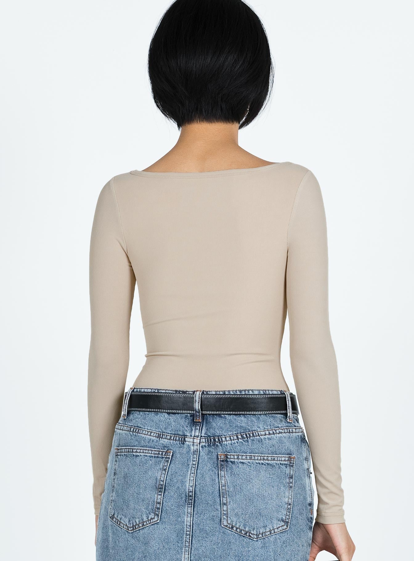 Long sleeve bodysuit, scoop neck High-cut leg, cheeky bottom, press clipping fastening