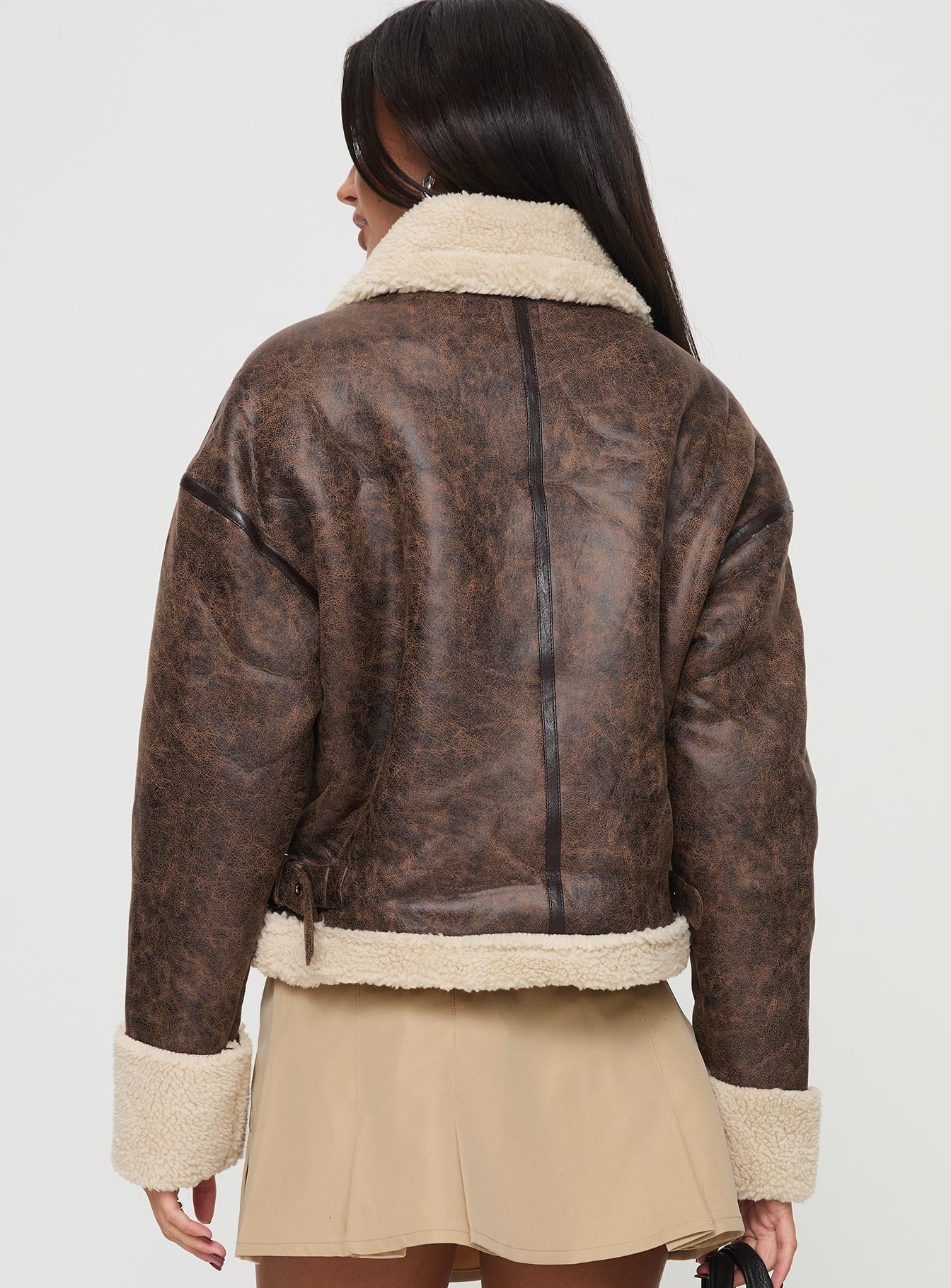 Shearling jacket Oversized fit, classic collar, drop shoulder, exposed zip fastening, twin pockets Non-stretch material, shearling lining