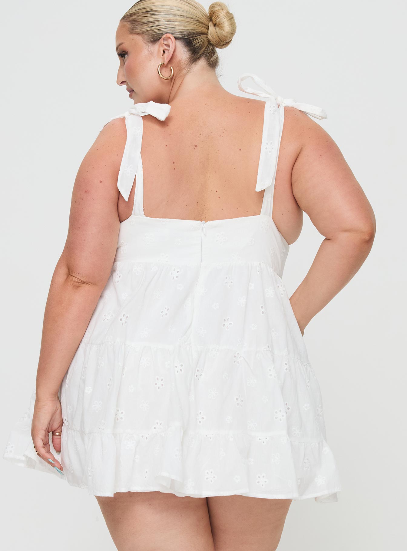 Princess Polly Curve  Mini dress Plunging neckline, adjustable shoulder straps with tie fastening, invisible zip fastening at back, tired skirt  Non-stretch material, unlined 