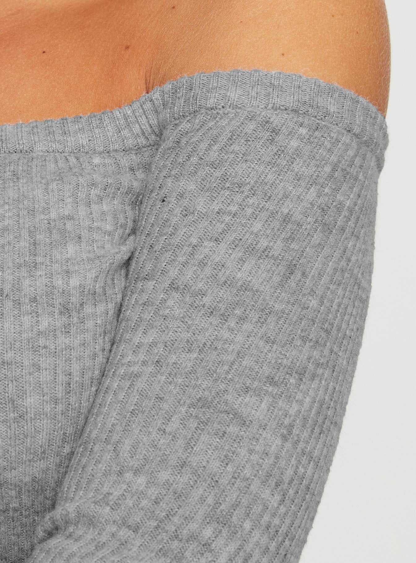 Long sleeve top Slim fitting, ribbed knit material, off-the-shoulder design Good stretch, unlined