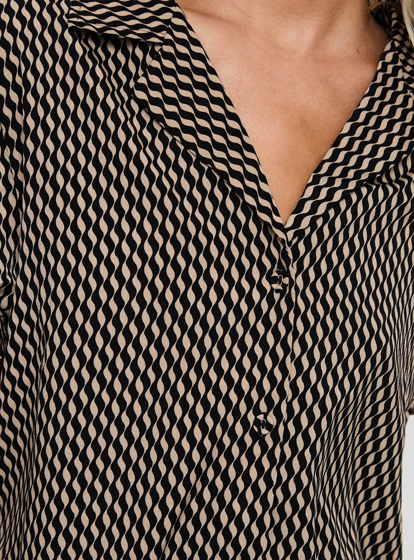 Geo print shirt Relaxed fit, classic shirt collar, button fastening, split hem at sides Non-stretch material, unlined 