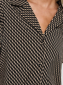 Geo print shirt Relaxed fit, classic shirt collar, button fastening, split hem at sides Non-stretch material, unlined 