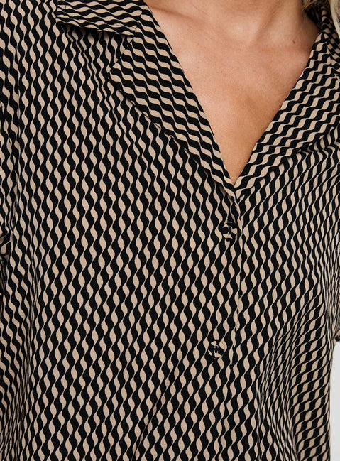 Geo print shirt Relaxed fit, classic shirt collar, button fastening, split hem at sides Non-stretch material, unlined 