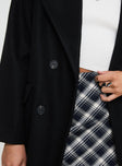 Longline coat Lapel collar, button fastening at front, front pockets Non-stretch, fully lined 