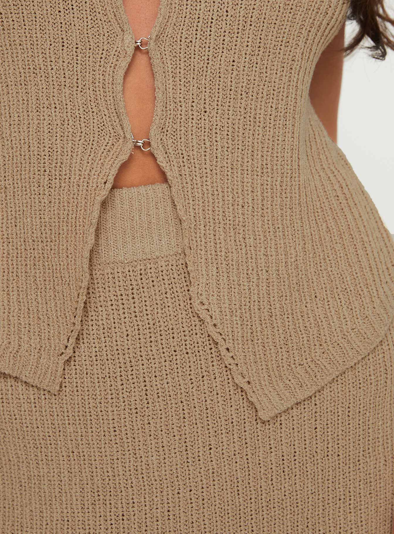 Knit Set Knit vest style top, v-neckline, open front style top, hook & eye fastening  High-waisted knit skirt, elasticated waist band 