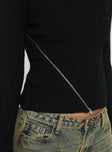 Long sleeve top Straight neckline, rib-knit material, split hem with zip fastening Good stretch, unlined 
