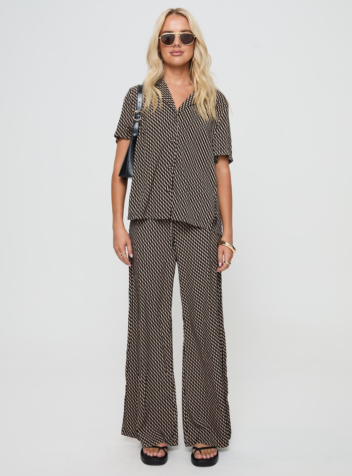 Geo print shirt Relaxed fit, classic shirt collar, button fastening, split hem at sides Non-stretch material, unlined 