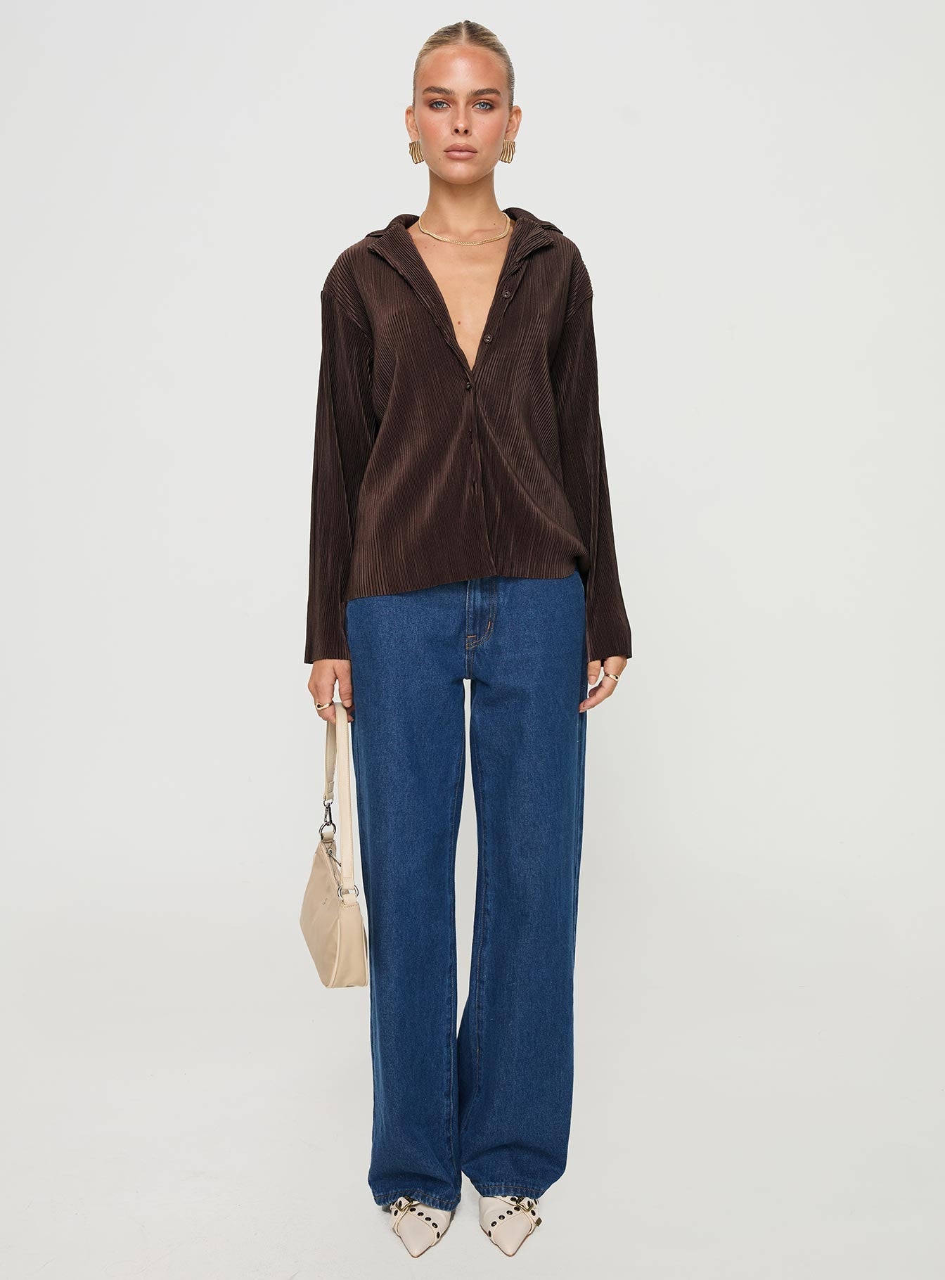 Long sleeve shirt Pleated material, classic collar, raw edge hem, button front fastening 