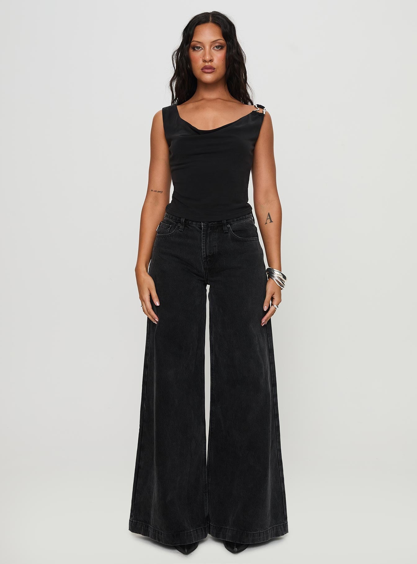 front view of model wearing Princess Polly Toby Low Ultra Baggy Jean Charcoal Mid Rise 