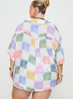 Graphic print two piece set Short sleeve shirt, button fastening down front, lapel collar High rise shorts, elasticated waistband, twin hip pockets