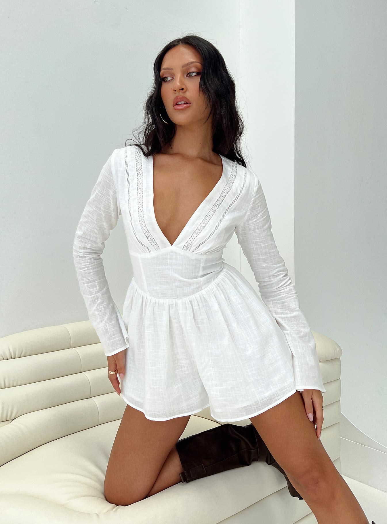 Long sleeve romper V neckline, flared sleeves, invisible zip fastening at back Non-stretch material, fully lined 
