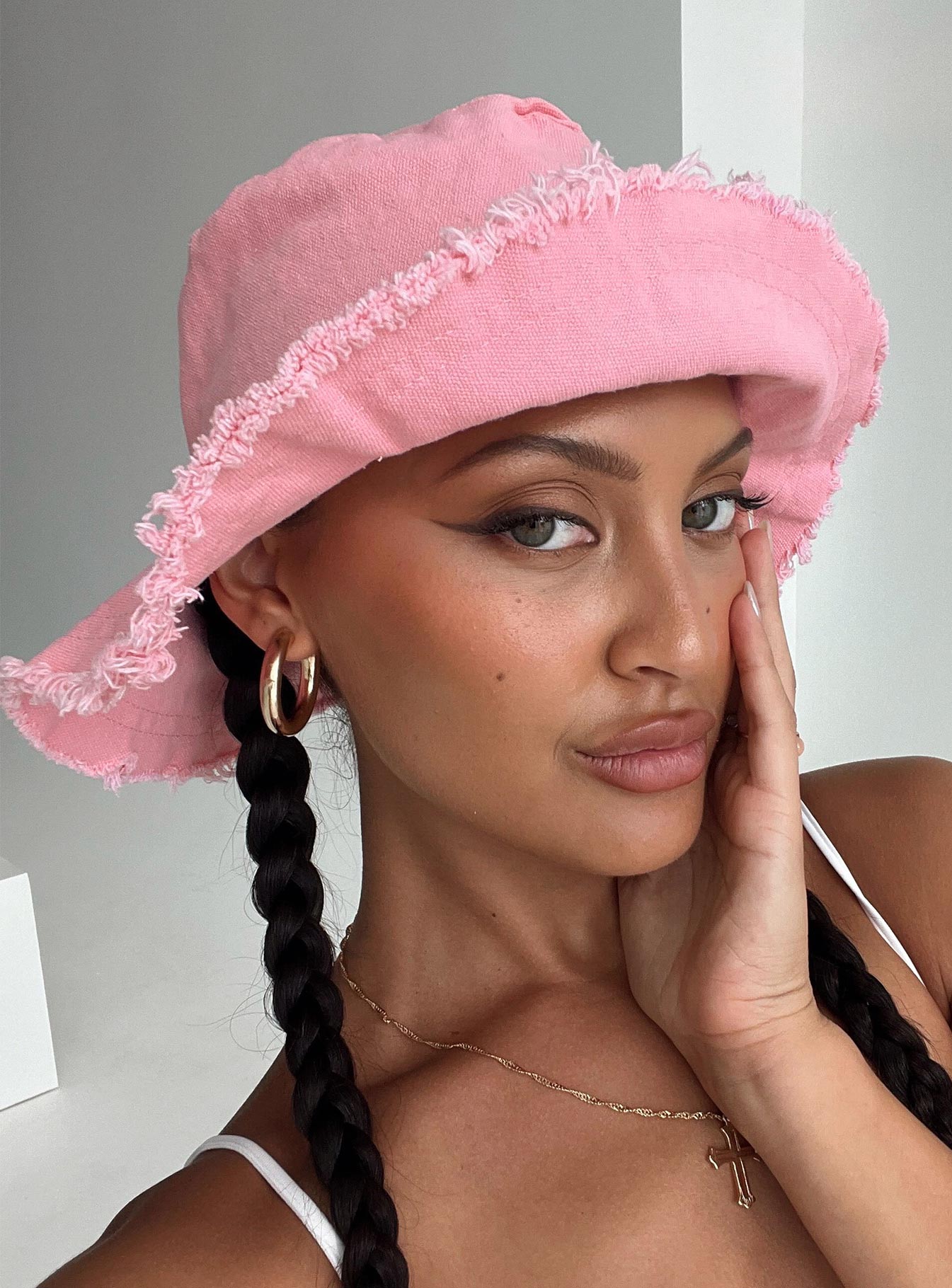 Bucket hat Soft brim, raw edge hem