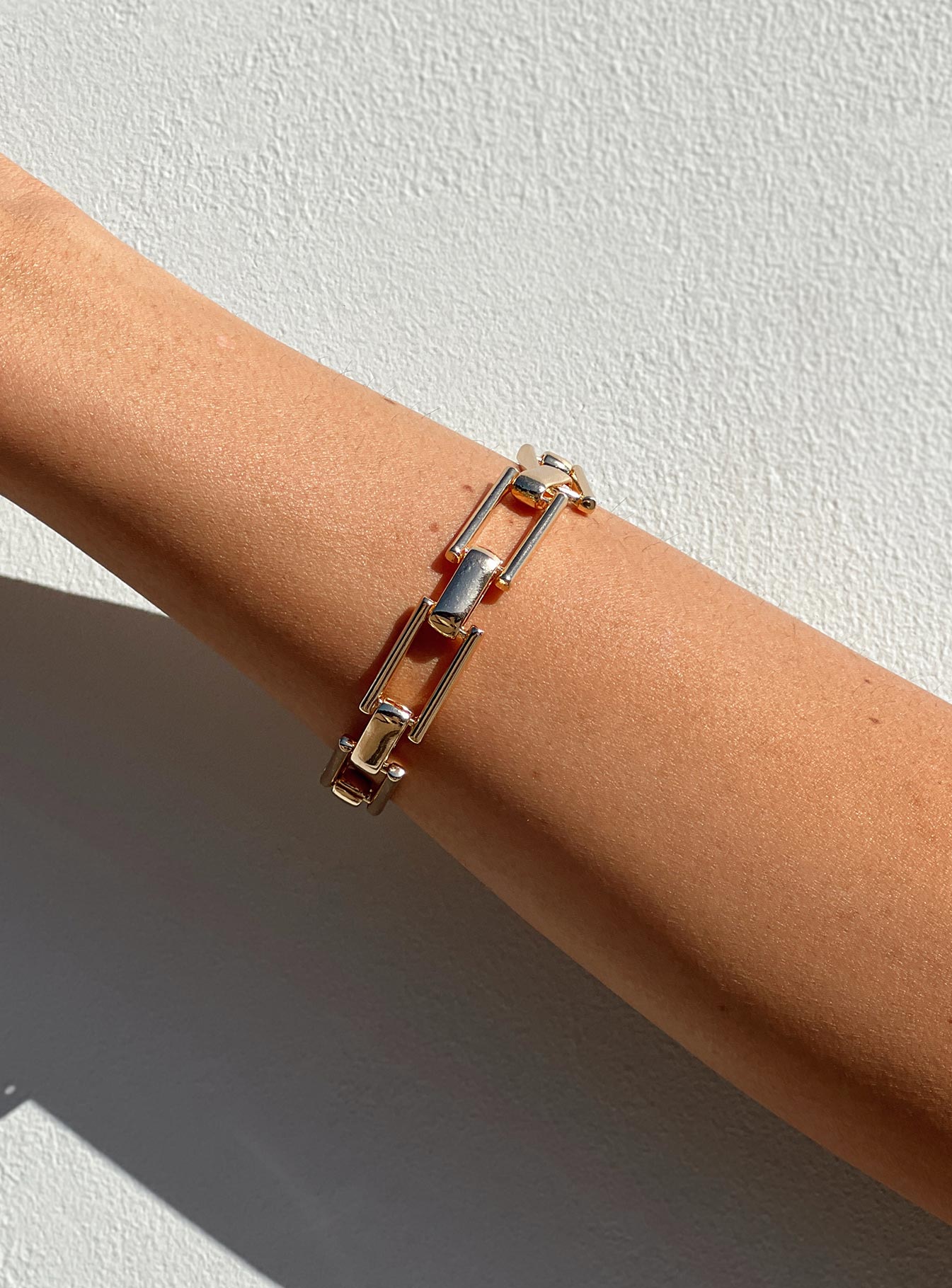 Bracelet Gold toned Chunky style Clasp fastening