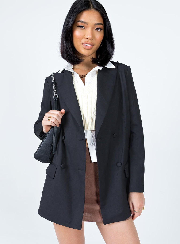 Blazer Oversized fit Lapel collar  Button front fastening  Twin front pockets 