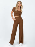 Matching set Ribbed knit material Crop top Inner silicone strip on shoulders High waisted pants Elasticated waistband Hip pockets Wide leg