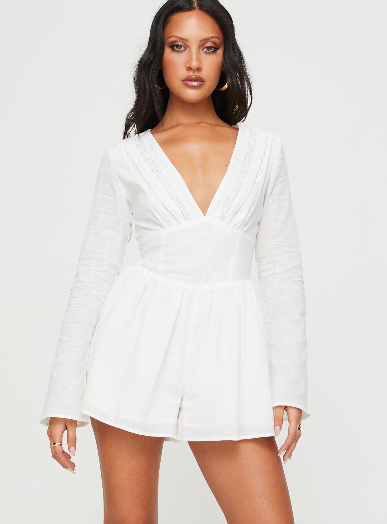 Long sleeve romper V neckline, flared sleeves, invisible zip fastening at back Non-stretch material, fully lined 