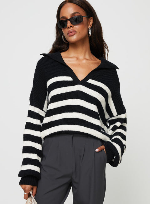 Oversized striped knit sweater V-neckline, classic collar, drop shoulder Non-stretch material, unlined 