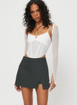 Mid rise skort Invisible zip fastening, slit at side Good stretch, fully lined 