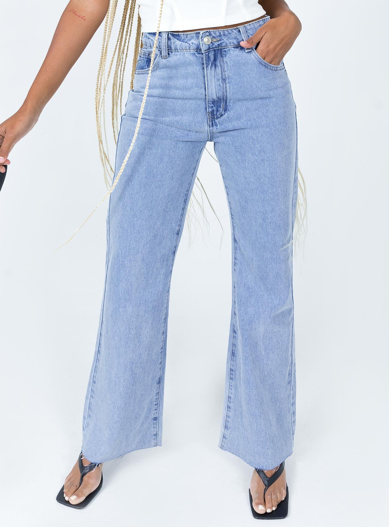 Jeans 100% cotton Ligh wash denim  High waisted  Zip & button fastening  Belt looped waist  Classic five-pocket design  Branded patch on back  Straight leg  Raw cut hem 