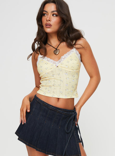 Top, floral print Slim fitting, sweetheart neckline, lace trim, rose detail at bust Adjustable straps