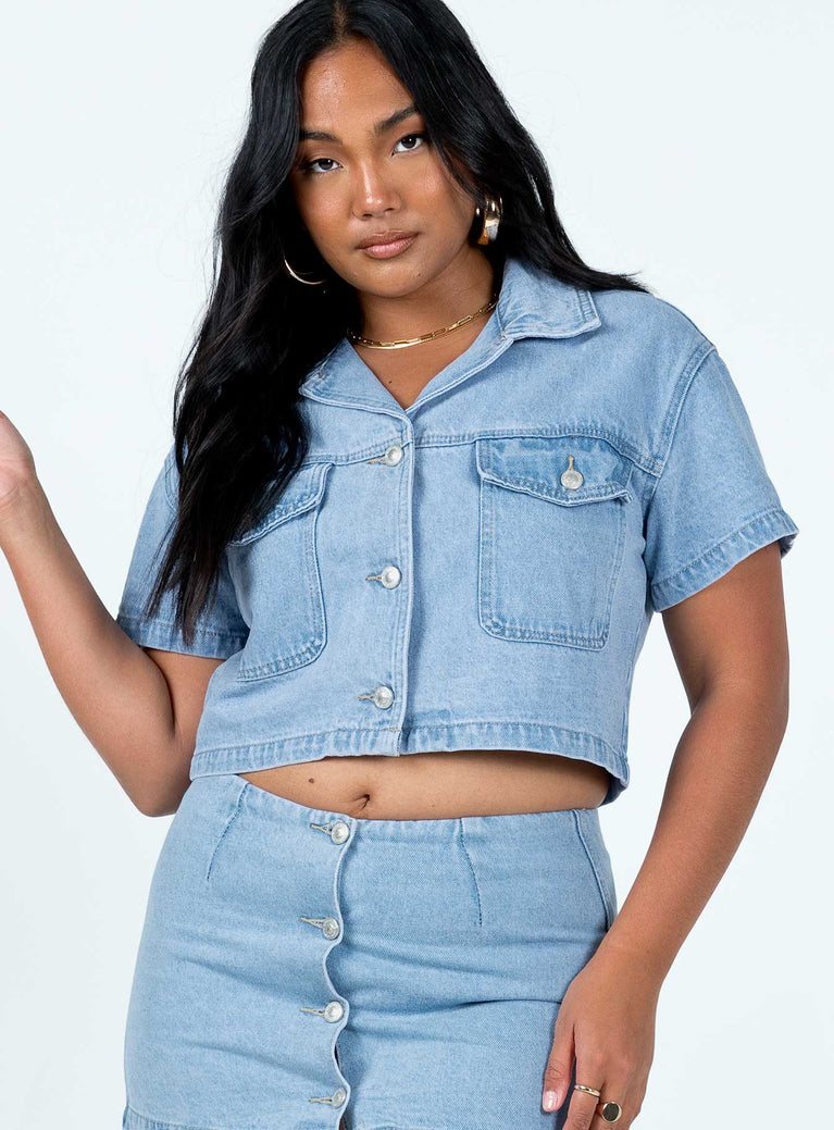 Cropped denim jacket Light wash denim Short sleeves Classic collar Buttons fastening at front Twin chest pockets