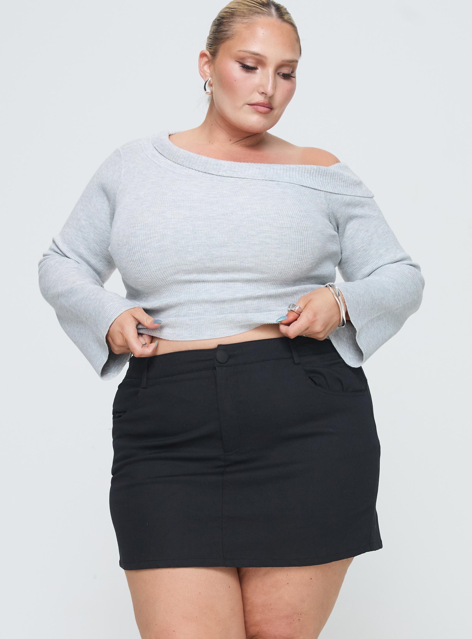 Princess Polly Curve  Low rise mini skirt Belt looped waist, zip and button fastening, four-pocket design Slight stretch, unlined 