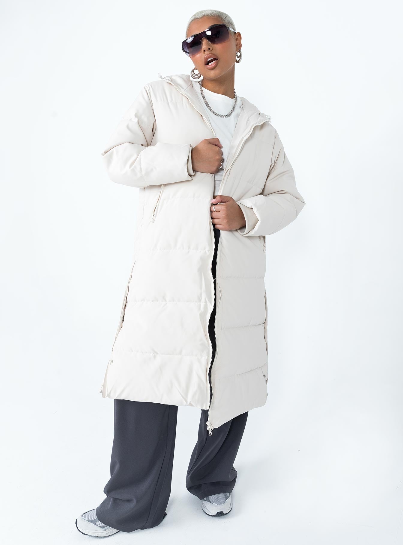 Longline puffer jacket Drawstring hood  Zip front fastening  Twin hip pockets  Press button fastening down sides  Fully lined 