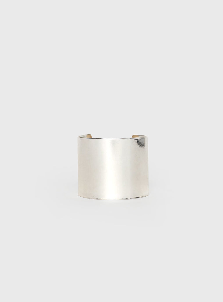 Silver-toned cuff, fixed shape