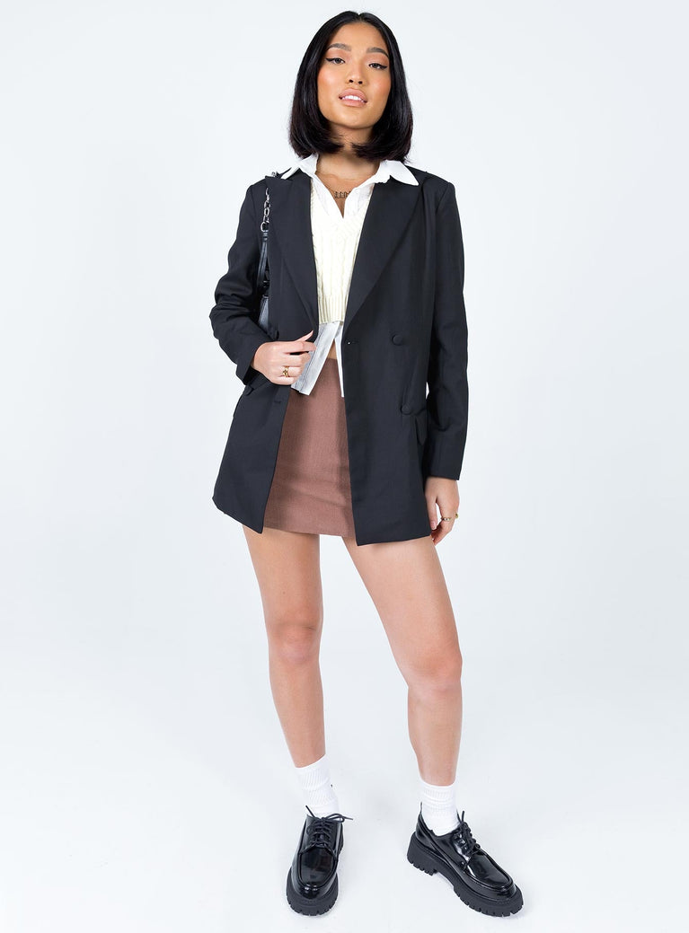 Blazer Oversized fit Lapel collar  Button front fastening  Twin front pockets 
