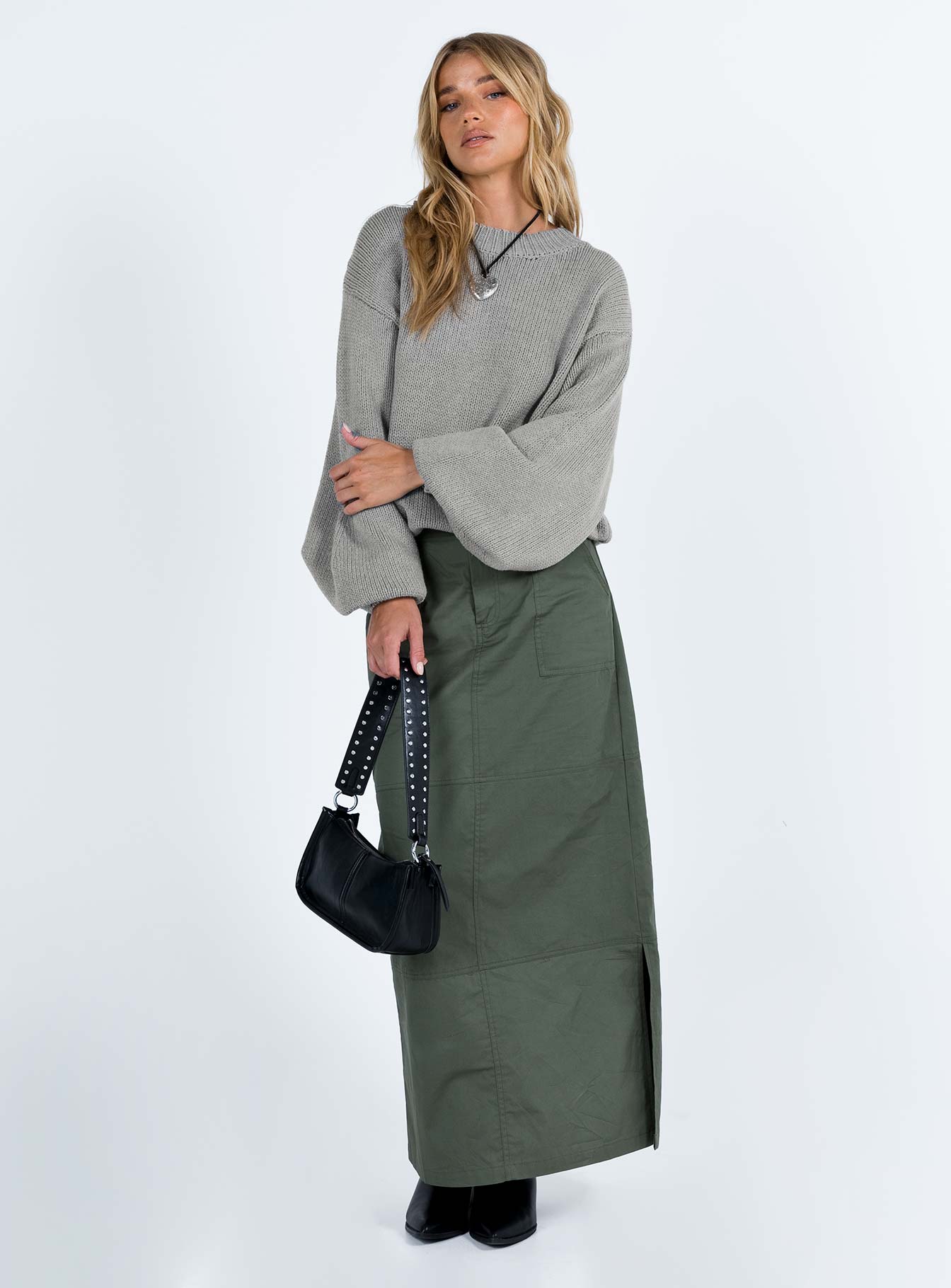 Oversized sweater Thick knit material Rounded neckline Relaxed sleeves Drop shoulder Unlined