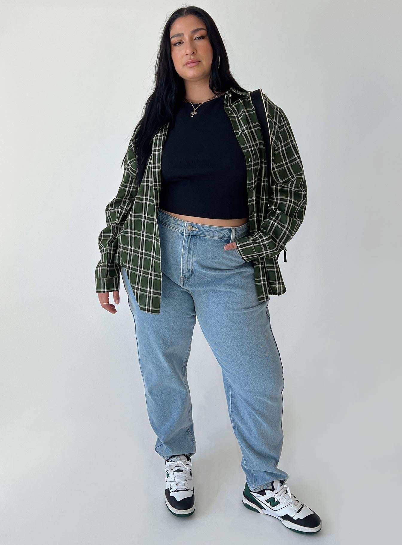 Long sleeve shirt Plaid print Classic collar Button front fastening Button fastening at cuff Curved hem Non-stretch