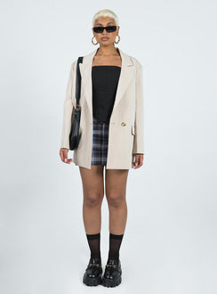 Oversized blazer Spare button included Lapel collar  Button front fastening  Twin hip pockets  Faux chest pocket  Four-button cuffs  Satin lined 