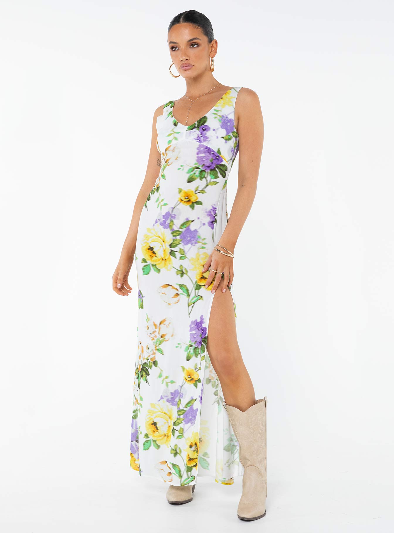 V-neck maxi dress, slim fitting, floral print Fixed shoulder straps, invisible zip fastening at back, high leg slit 