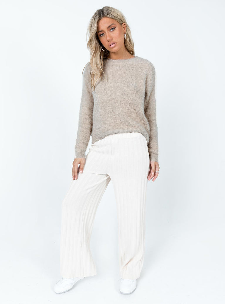 Relaxed fit sweater Fluffy knit material 
