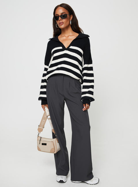 Oversized striped knit sweater V-neckline, classic collar, drop shoulder Non-stretch material, unlined 