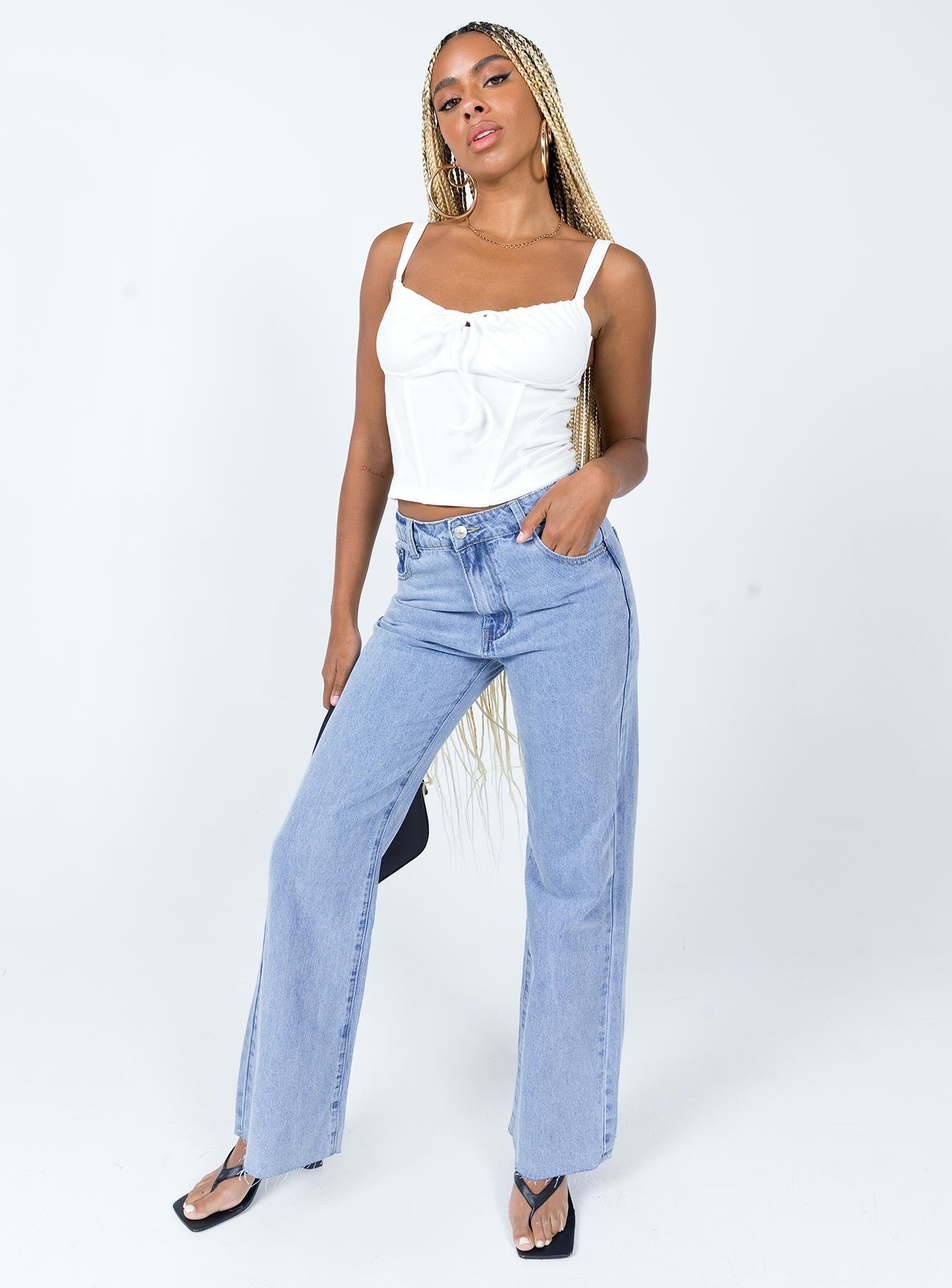 Jeans 100% cotton Ligh wash denim  High waisted  Zip & button fastening  Belt looped waist  Classic five-pocket design  Branded patch on back  Straight leg  Raw cut hem 
