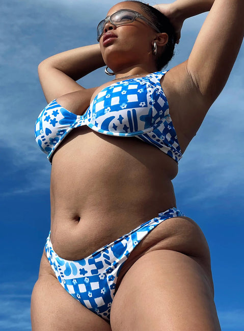 Bikini top Printed design Balconette style Adjustable shoulder straps Wired cups Clasp fastening at back Fully lined