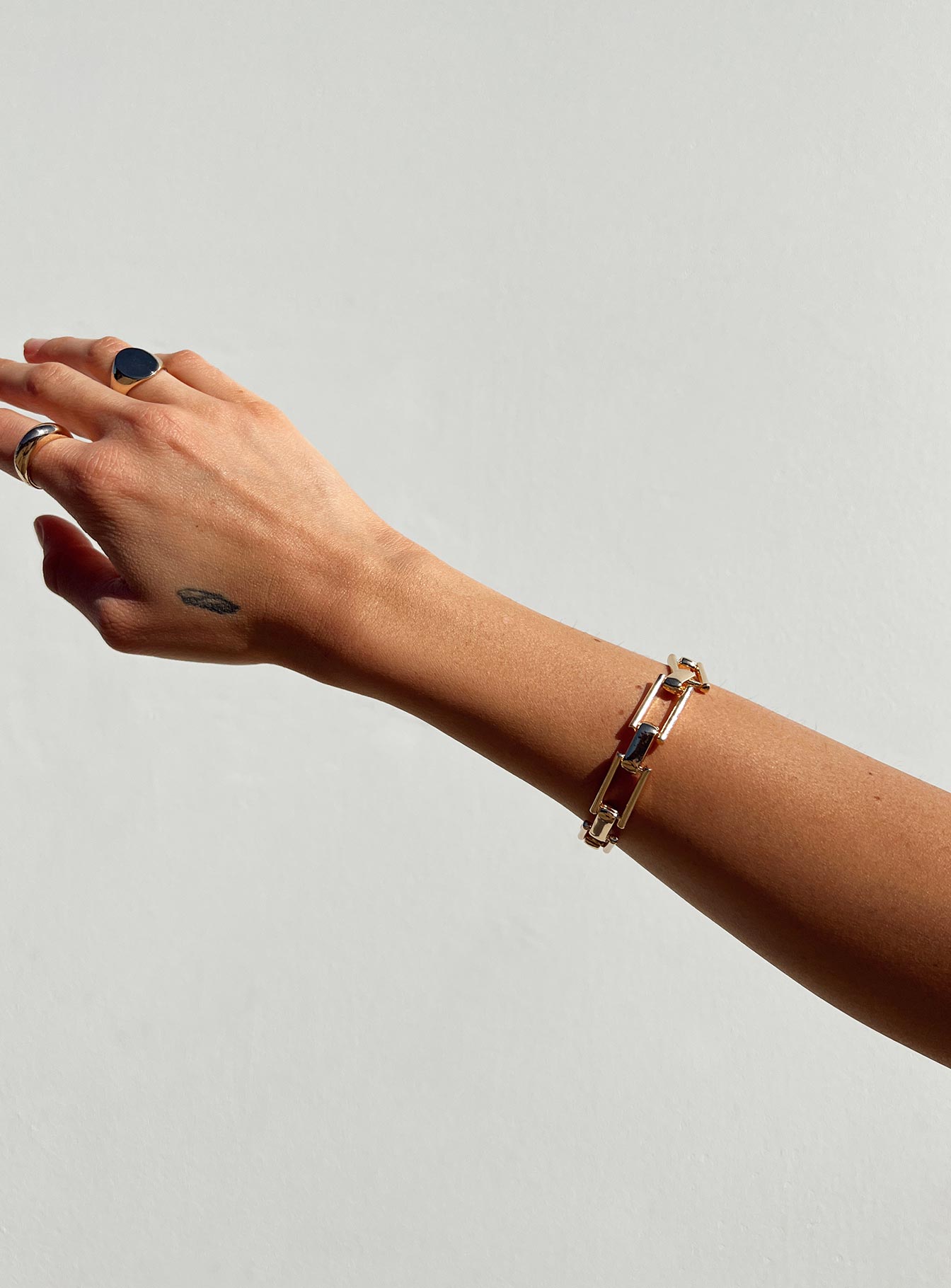 Bracelet Gold toned Chunky style Clasp fastening