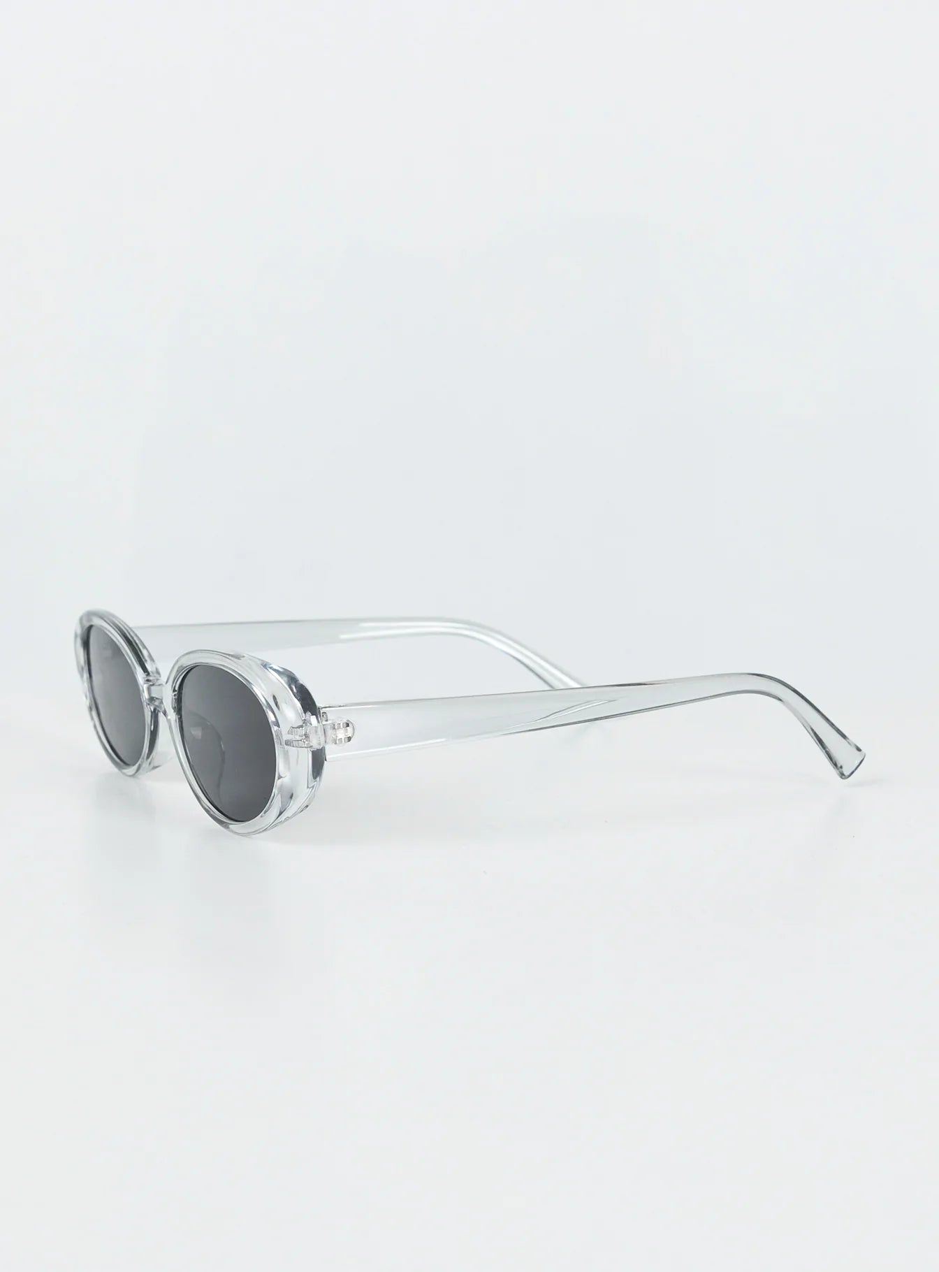 Sunglasses Slim arms & frame Moulded nose bridge Smoke tinted lens