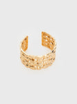 Gold-toned cuff Chunky style, slip-on style